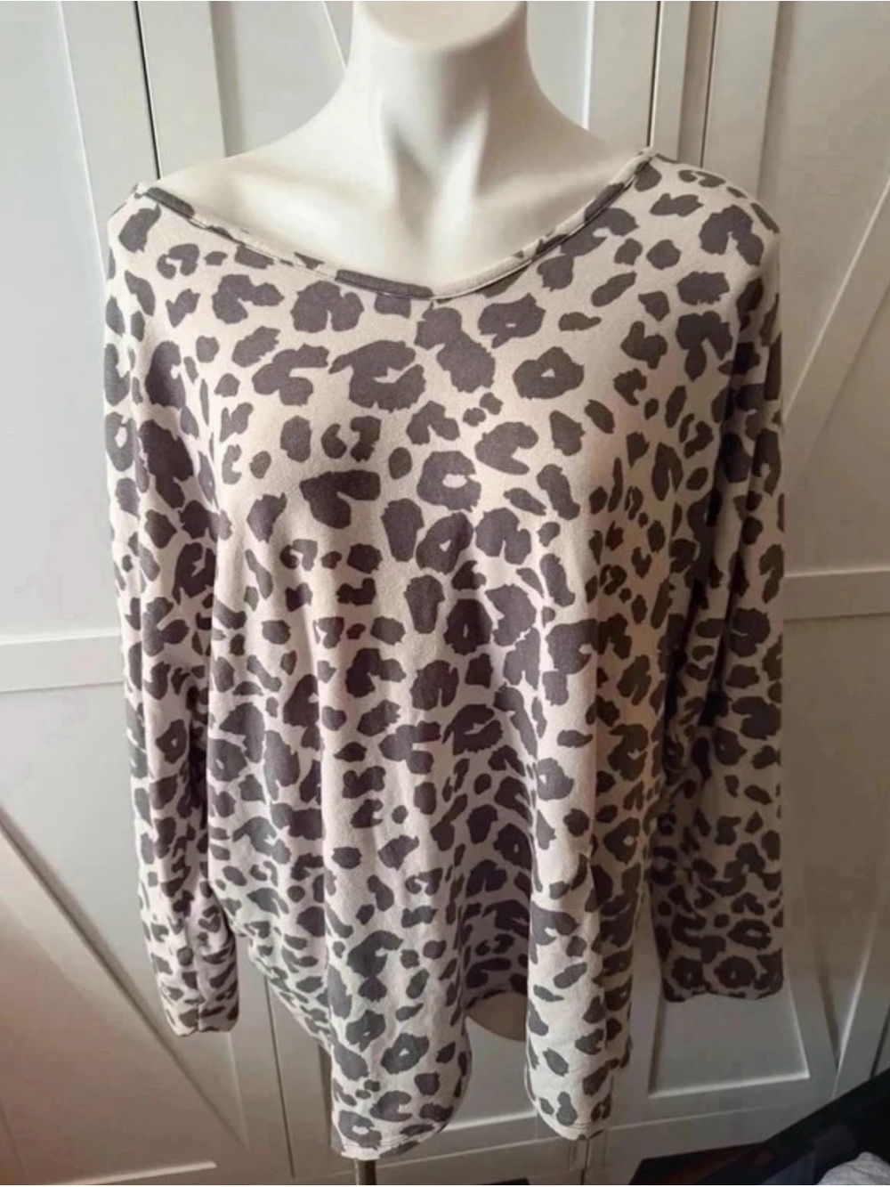 Relaxed Leopard Print V-Neck Sweatshirt - Taupe & Gray